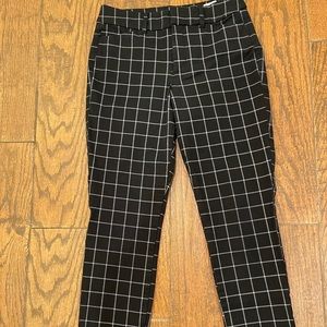 Modern high-rise fitted pants